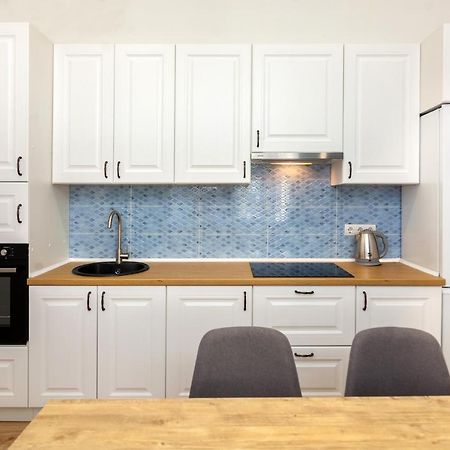 Leogrand Three Bedrooms Vip Apartments On Kniazia Romana 12 Liov Exterior foto