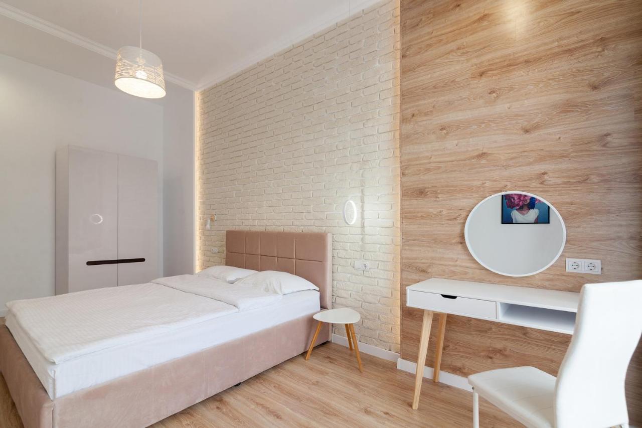 Leogrand Three Bedrooms Vip Apartments On Kniazia Romana 12 Liov Exterior foto
