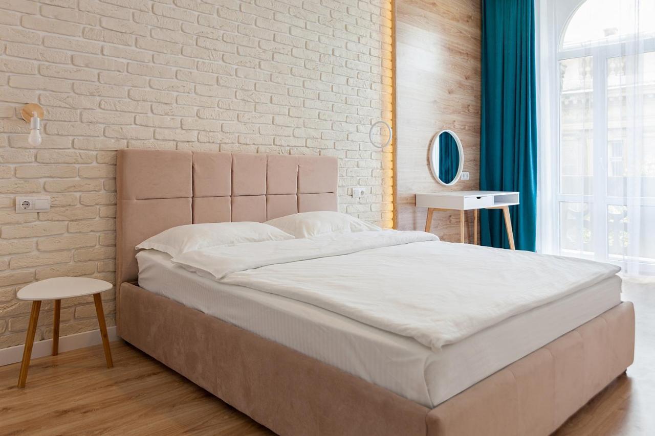 Leogrand Three Bedrooms Vip Apartments On Kniazia Romana 12 Liov Exterior foto