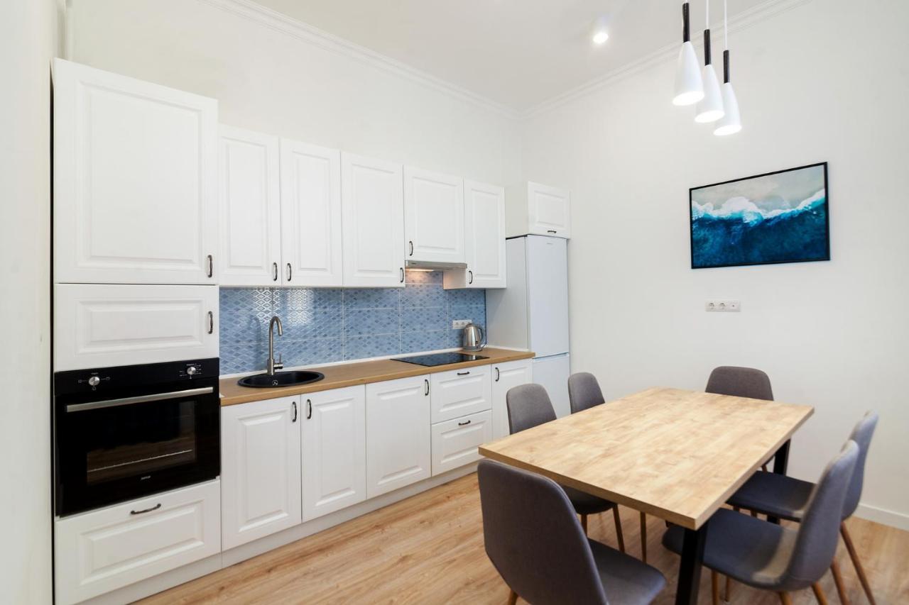 Leogrand Three Bedrooms Vip Apartments On Kniazia Romana 12 Liov Exterior foto
