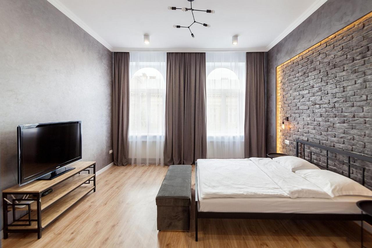 Leogrand Three Bedrooms Vip Apartments On Kniazia Romana 12 Liov Exterior foto