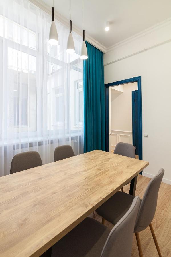 Leogrand Three Bedrooms Vip Apartments On Kniazia Romana 12 Liov Exterior foto